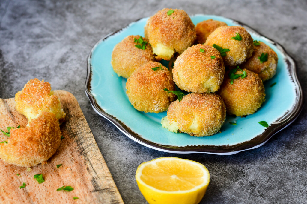 Bolinho de arroz recheado com queijo