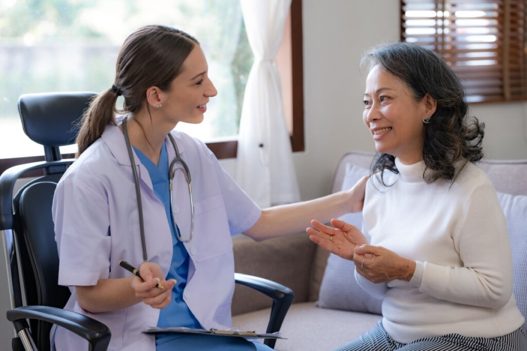 Entenda como a menopausa pode causar coceira e ressecamento na pele