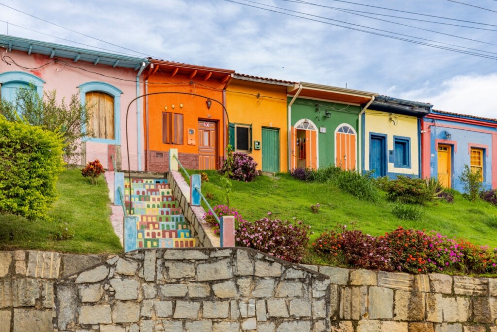 Casas coloridas uma ao lado da outra e uma escada de pedra colorida