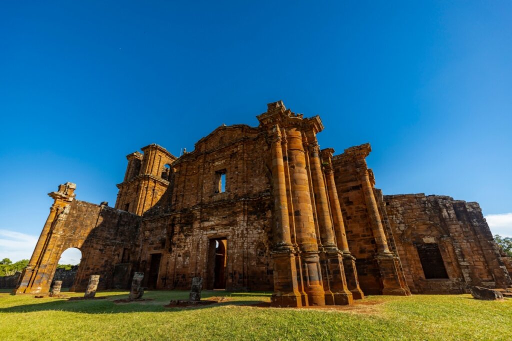 Imagem de ruínas de uma igreja ao ar livre