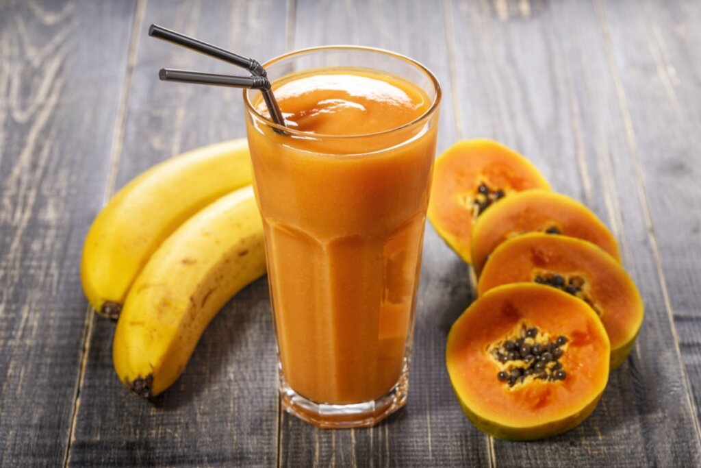 5 receitas de vitaminas com mamão para deixar sua dieta mais saudável