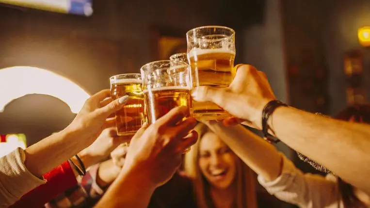 Urologista alerta para perigos do consumo excessivo de álcool nas festas de fim de ano