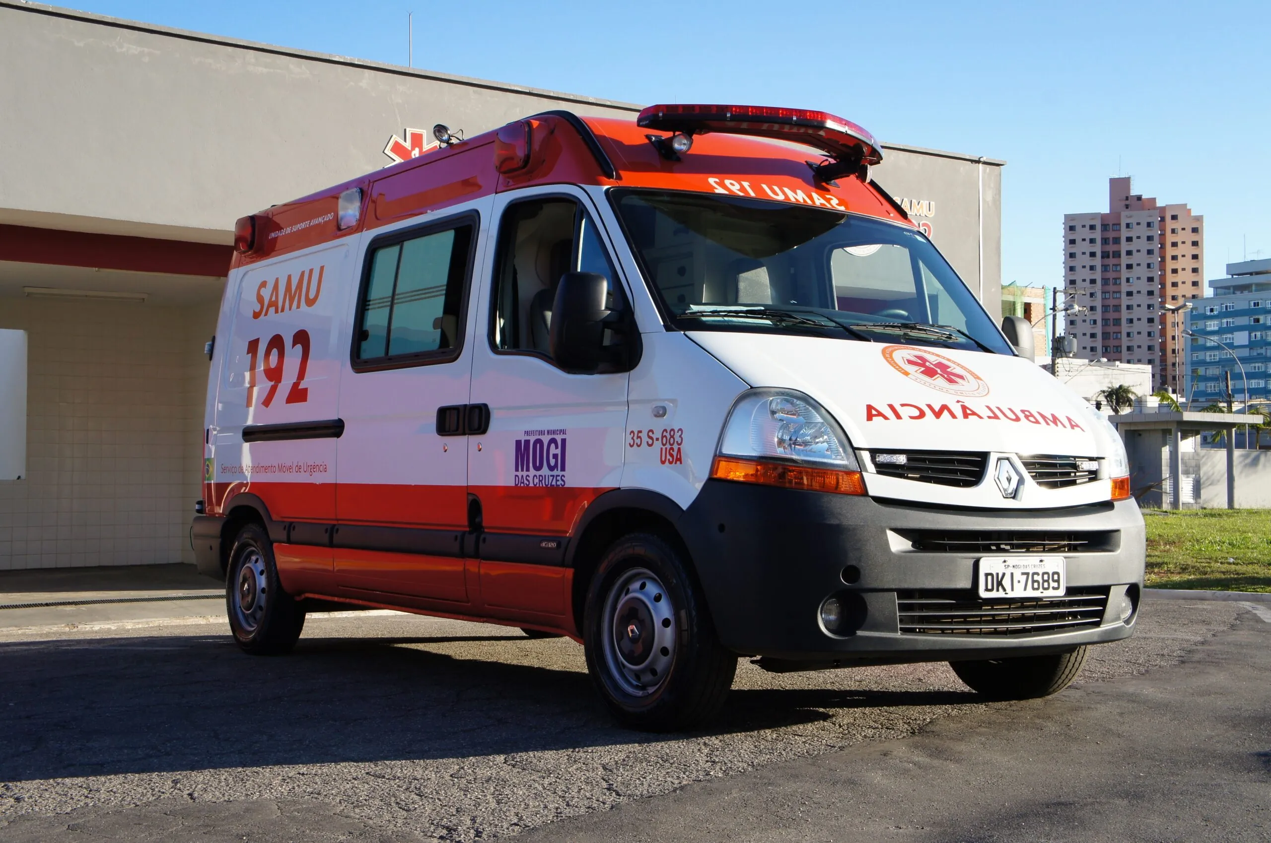 Batida de carro em poste deixa duas pessoas feridas em Mogi das Cruzes