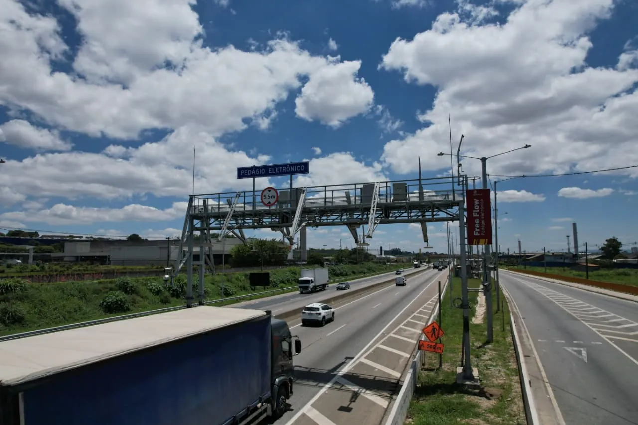 Cobrança de pedágio free flow na Dutra, entre Arujá e São Paulo, começa neste sábado