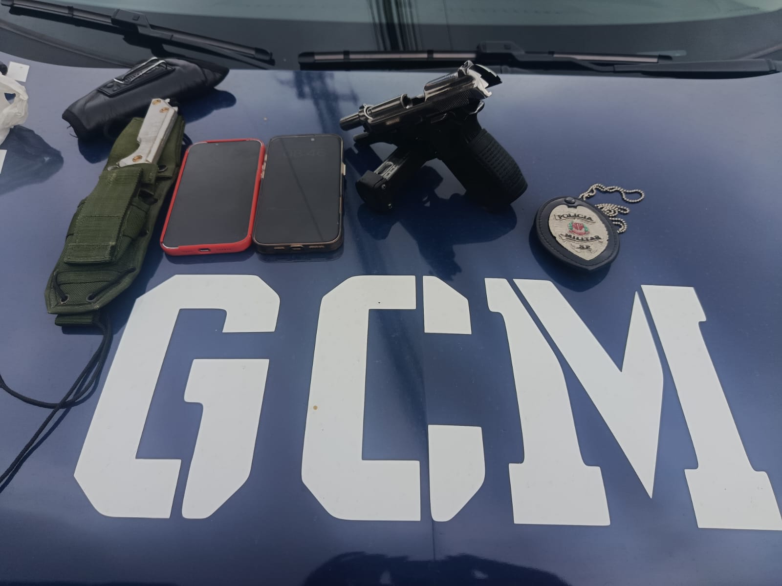 Suspeito de se passar por policial militar é detido pela GCM com arma e facas em Poá