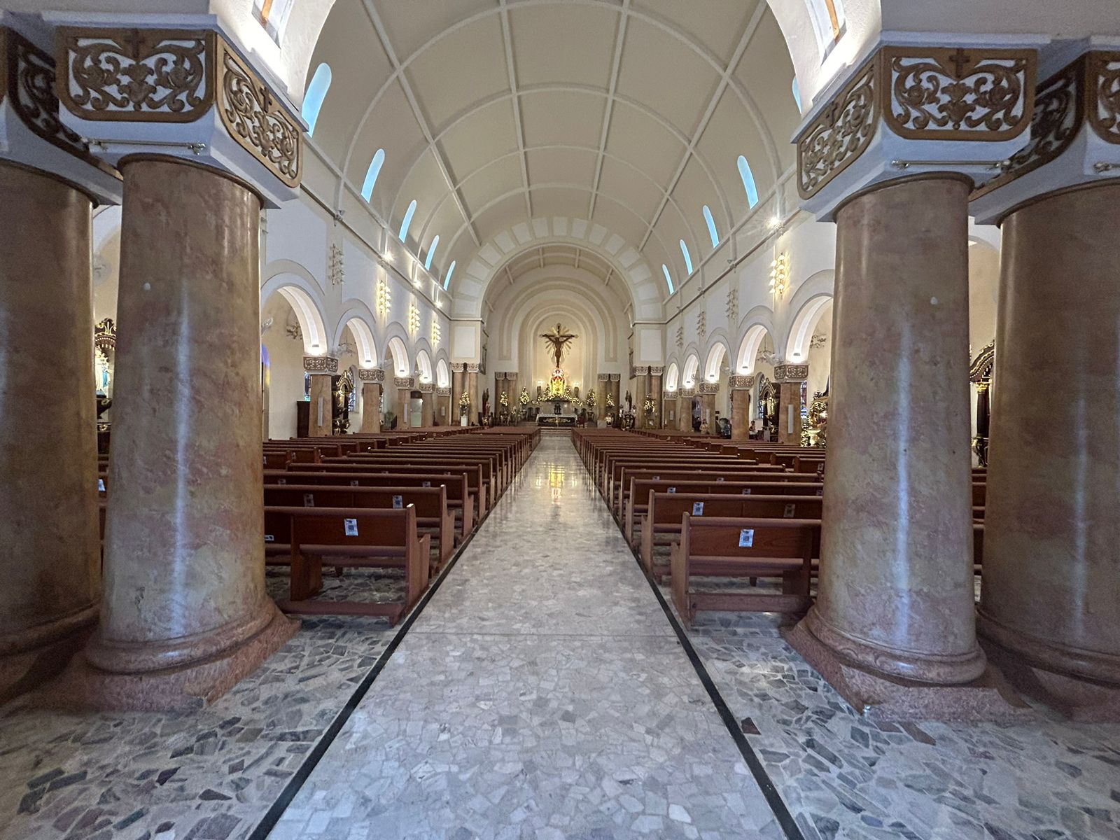 Padrão Serviços une fé, técnica e responsabilidade social na limpeza da escada da torre do sino e no tratamento do piso interno da Catedral de Sant’Ana