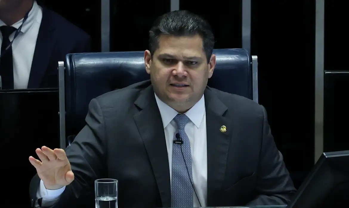 Após negociação, Alcolumbre envia PL da Dosimetria para CCJ