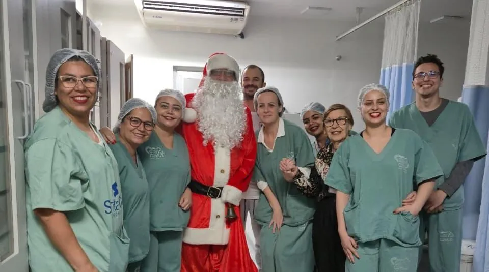 Papai Noel espalha a magia de Natal na Santa Casa de Mogi das Cruzes