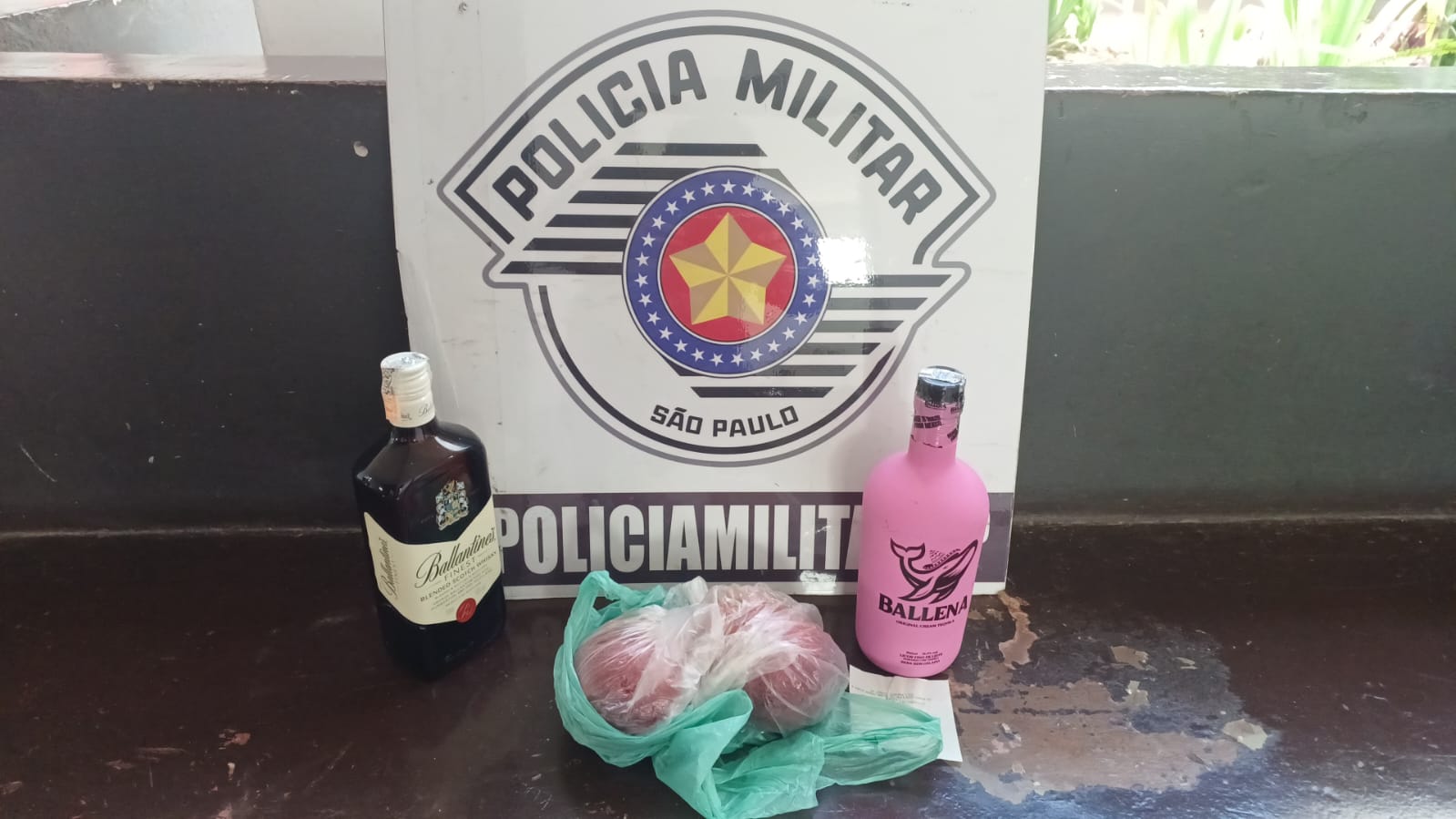 Vídeo: homem tenta furtar garrafa de bebida e acaba preso, em Salesópolis