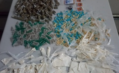 PM apreende 1,1 kg de drogas e prende suspeito em conjunto habitacional em Jundiapeba