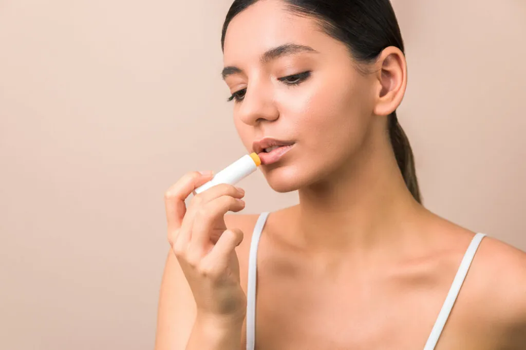 Mulher passando protetor labial