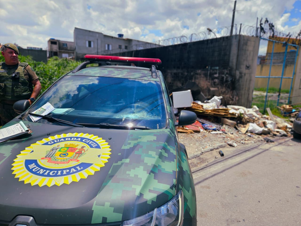 Caminhoneiro é multado em R$ 115 mil após descarte de resíduos em área de preservação, em Itaquaquecetuba