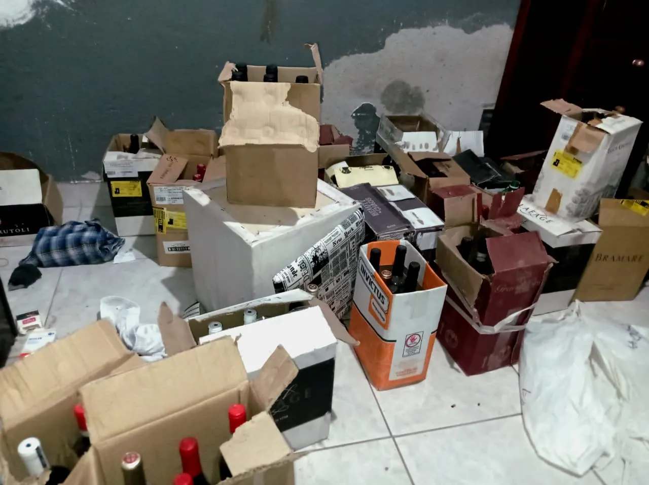 Garrafas de vinhos avaliadas em R$ 50 mil são apreendidas em casa-bomba de Itaquá