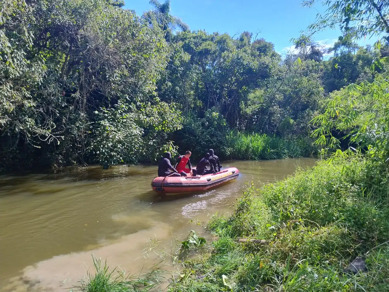 Bombeiros realizam busca por menina de 11 anos que desapareceu no Rio Tietê, em Biritiba Mirim