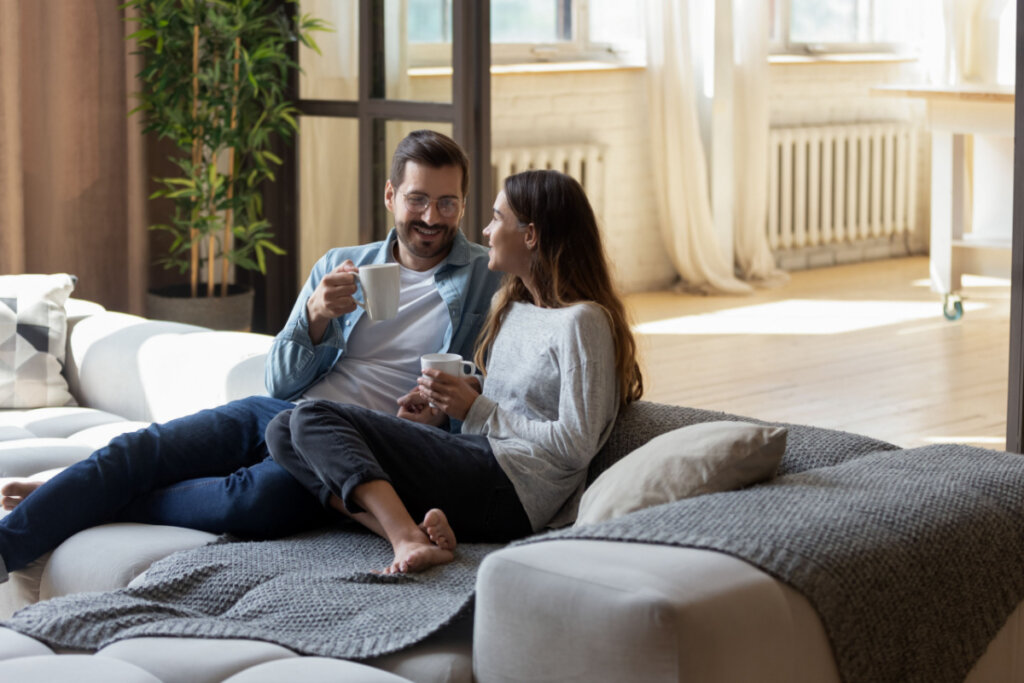 Homem e mulher sentados no sofá conversando