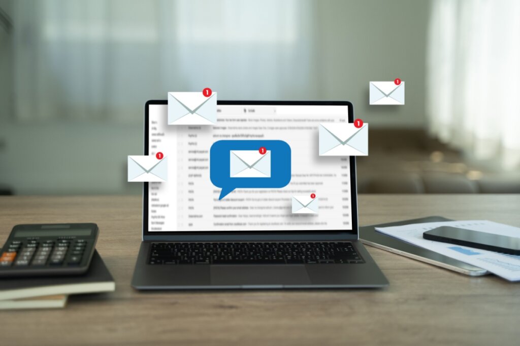 Tela de um notebook com cartas de e-mail com notificações em vermelho 