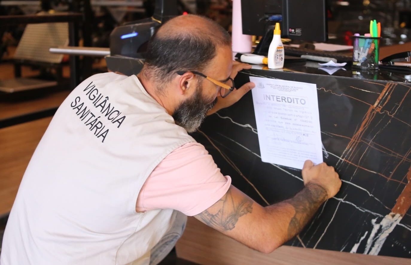 Vigilância Sanitária interdita academia por infestação de pombos em Suzano