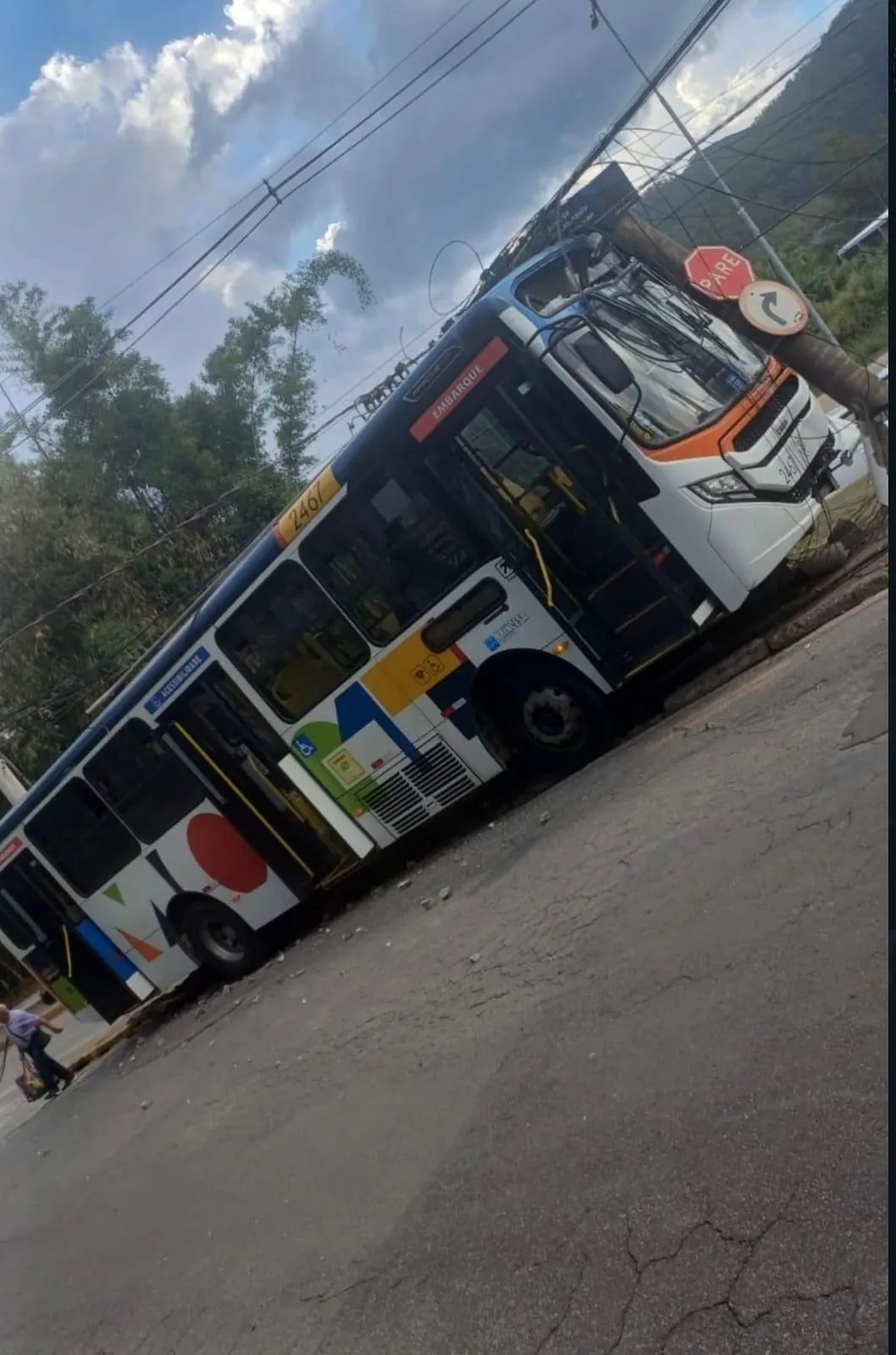 Ônibus colide com poste e deixa motorista ferido em Mogi das Cruzes