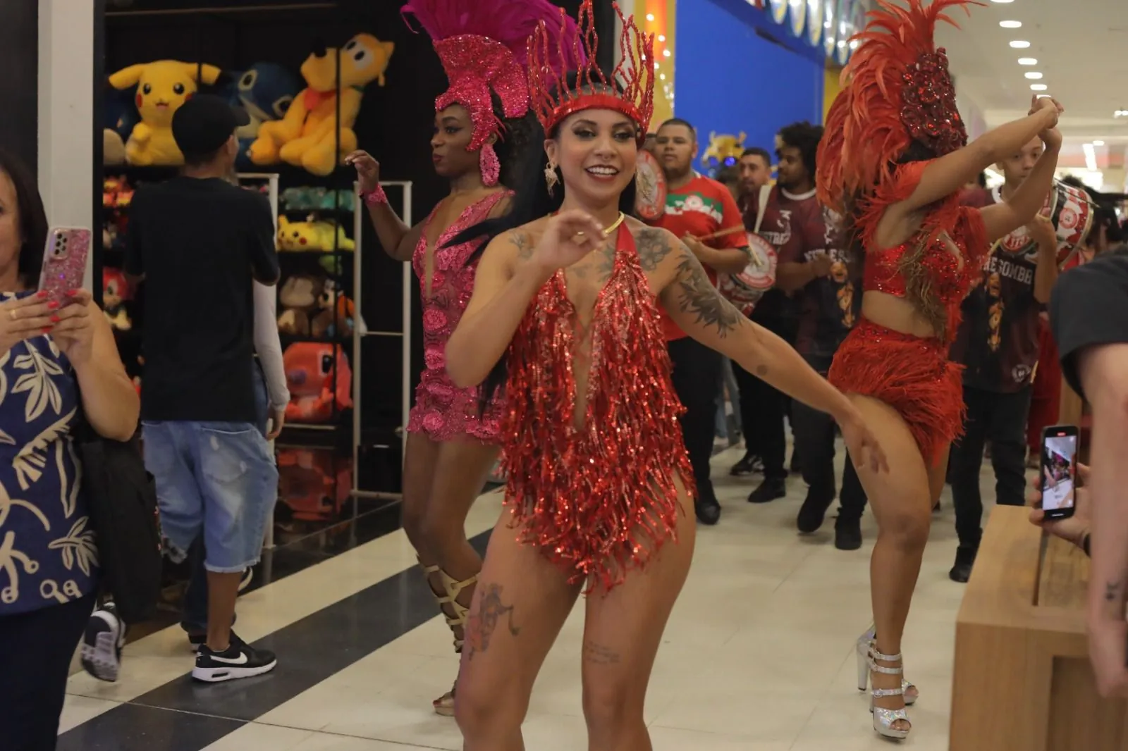 Mocidade Alegre desfila em shopping de Suzano nesta quinta-feira