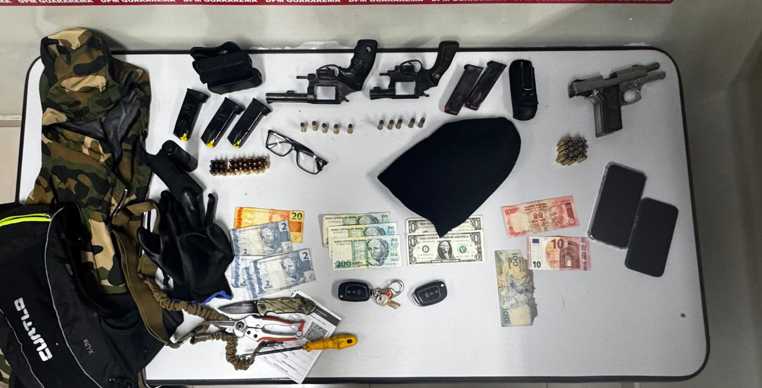 Após troca de tiros, PM prende 4 por roubo e invasão de residência em Guararema