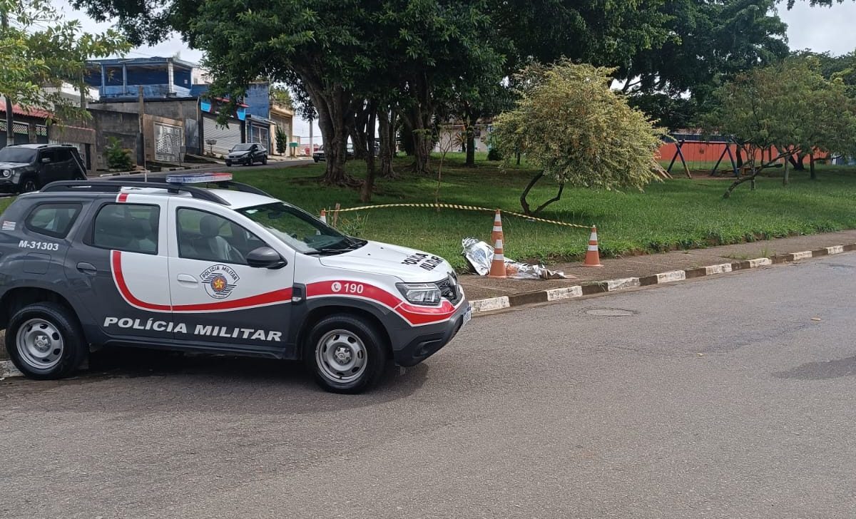 Homem é encontrado morto em calçada de Arujá