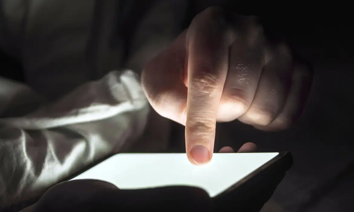 Uso de IA para conteúdos falsos cresce 308% no Brasil entre 2024 e 2025