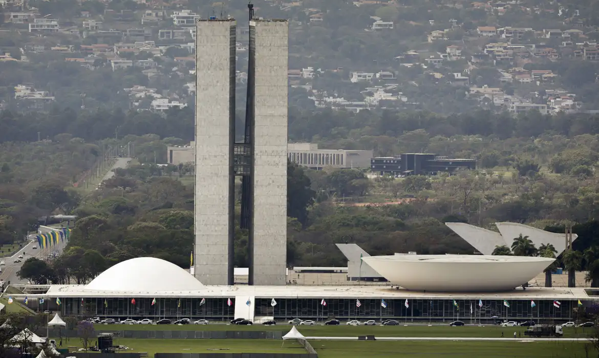 Lula sanciona reajuste salarial para cargos do Legislativo e veta penduricalhos