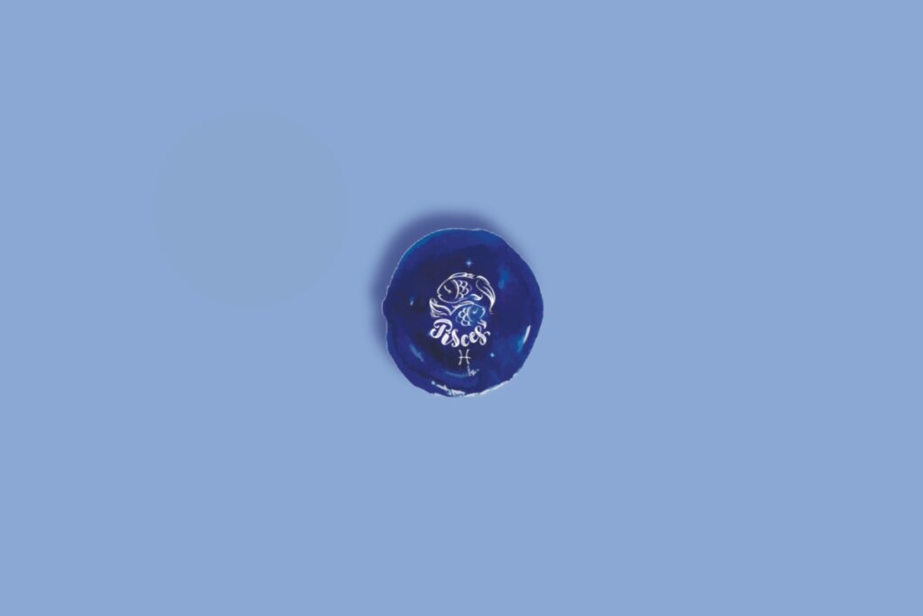 Ilustração do signo de peixes, dentro de um círculo azul-escuro, em um fundo azul-claro