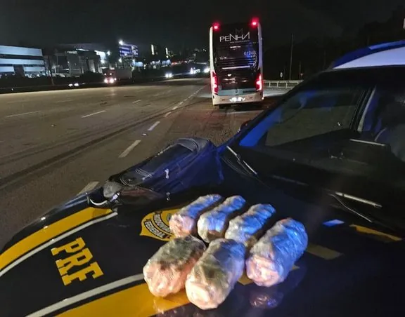 Polícia Rodoviária Federal apreende 6 kg de cocaína durante abordagem à ônibus em Arujá