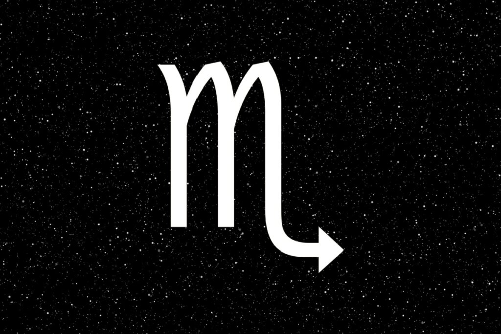 Símbolo de Escorpião com textura de galáxia azul e efeito de vidro, lembrando a letra "M" com uma flecha na ponta, sobre um fundo de céu noturno azul-escuro profundo e estrelado.