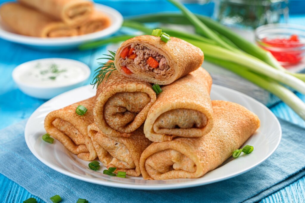 Panquecas de lentilha com carne moída  empilhadas em um prato branco