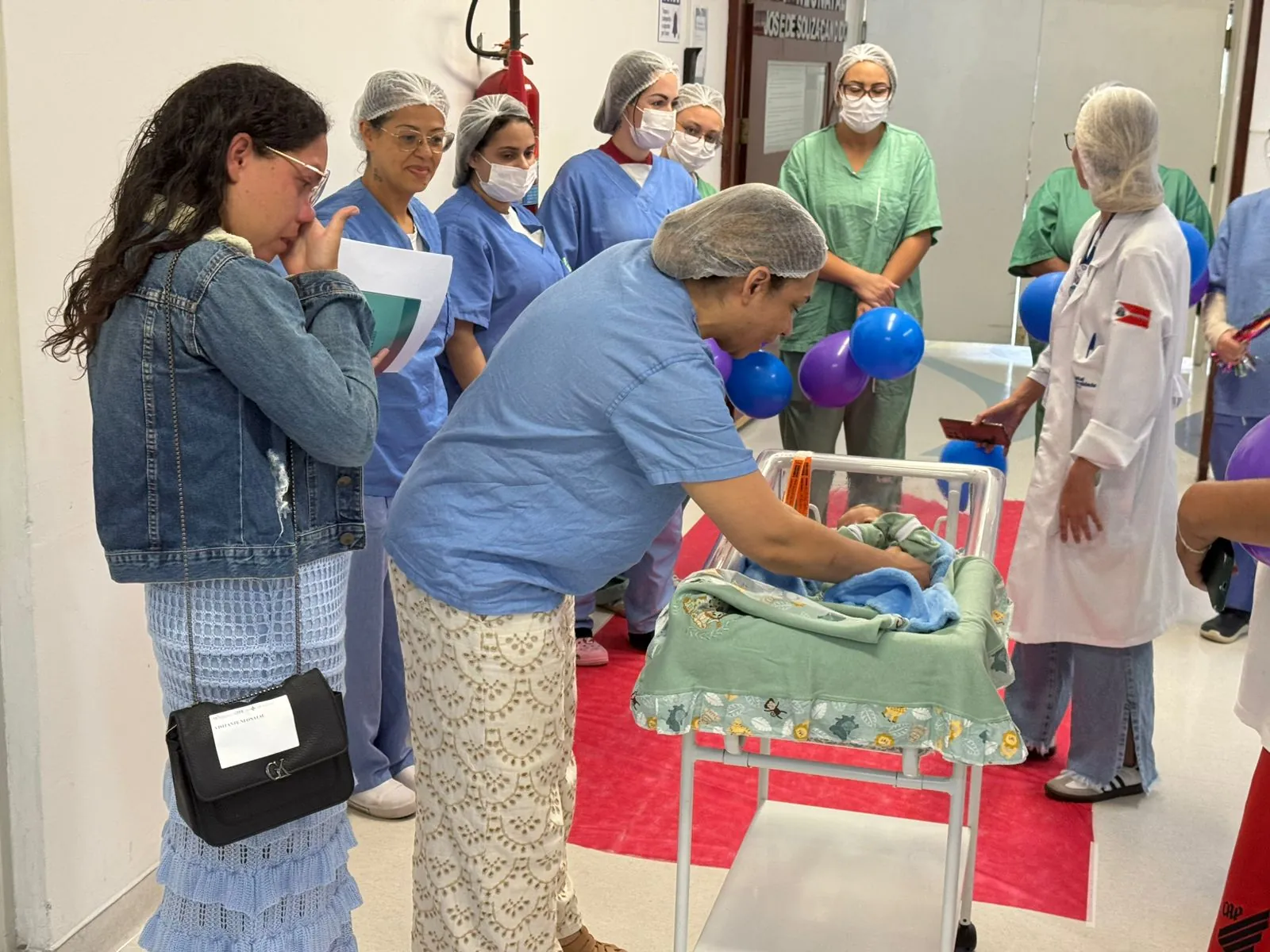 Após mais de um mês na UTI Neonatal, bebê recebe alta no HMS