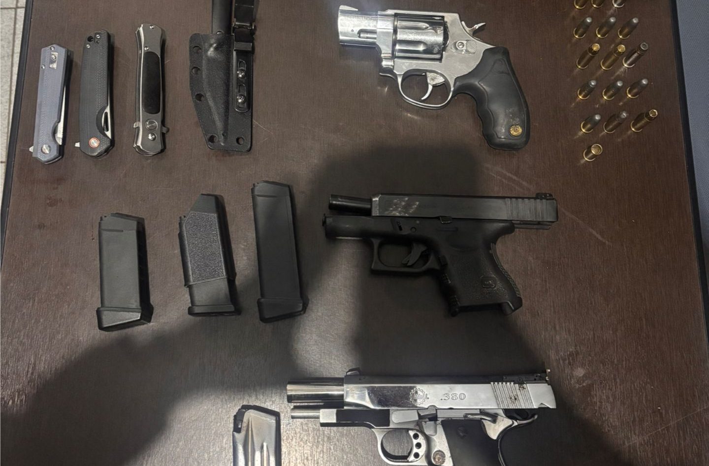 Homem entra em crise, ameaça pais com faca e é socorrido em Arujá