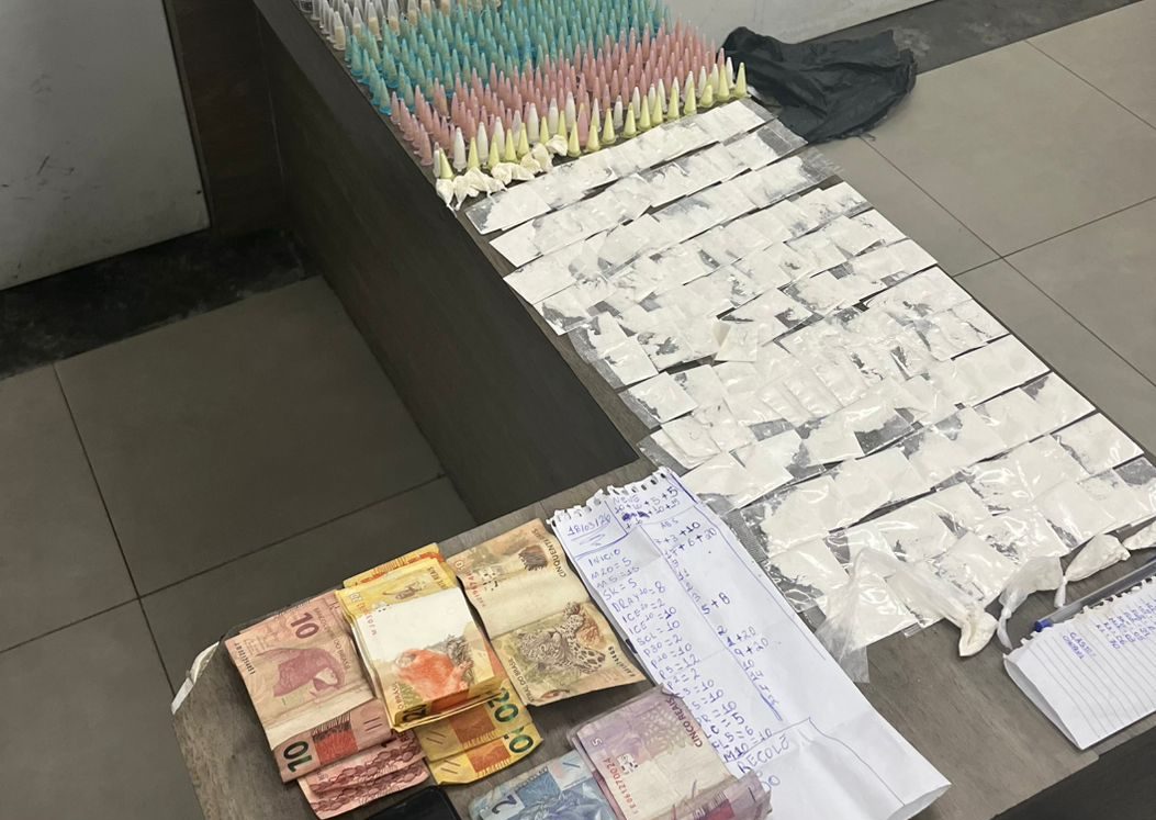 PM prende dois homens com mais de 730 porções de drogas em Jundiapeba