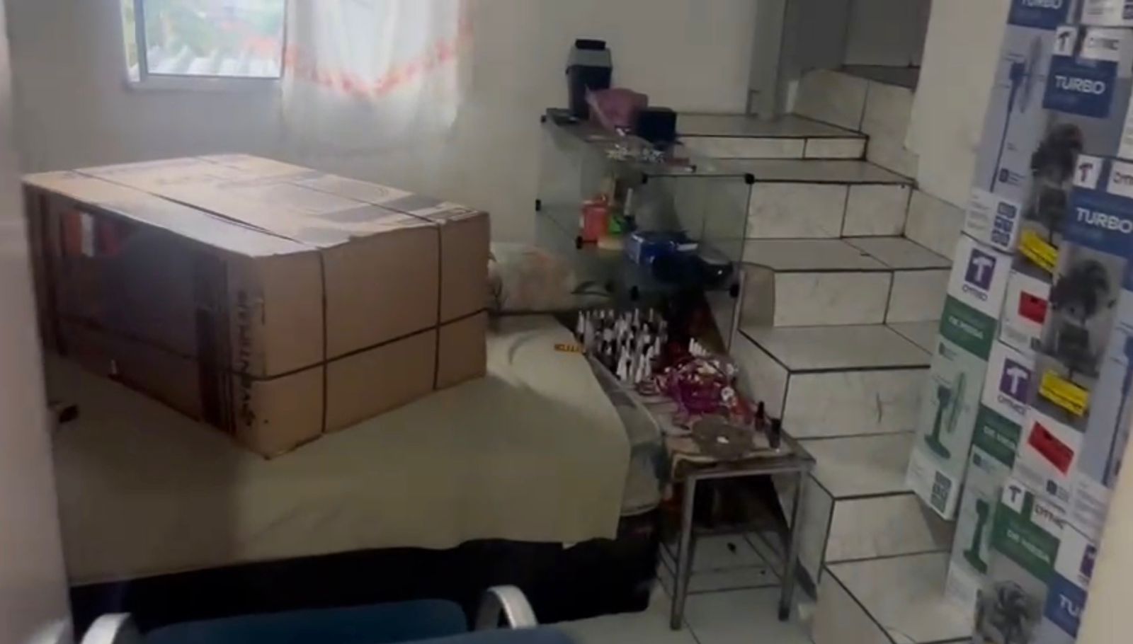 Mulher é presa em flagrante por estelionato após desviar mercadorias de aplicativo, em Itaquá