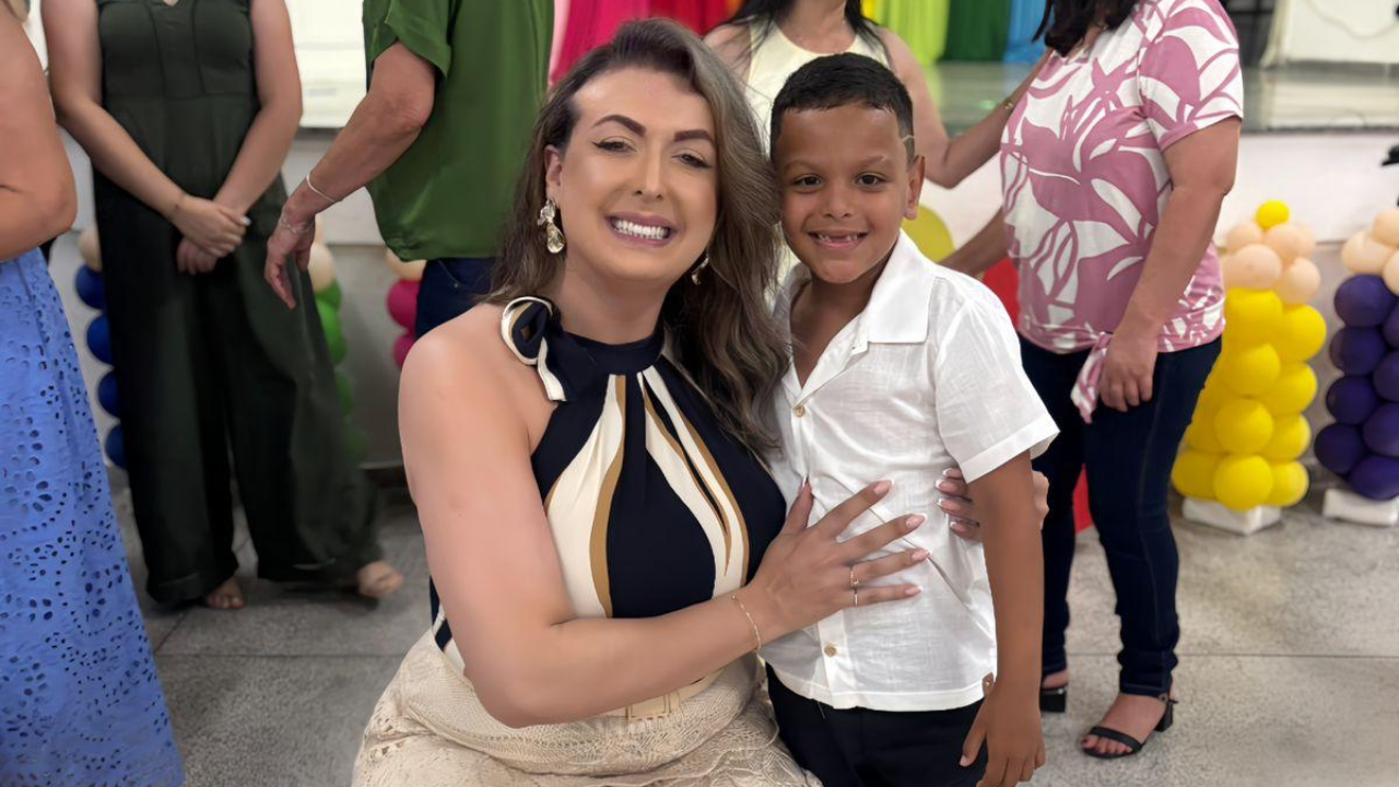 'Equilibrar o ensino com o preconceito é matar leões por dia', diz professora trans sobre os desafios em sala de aula