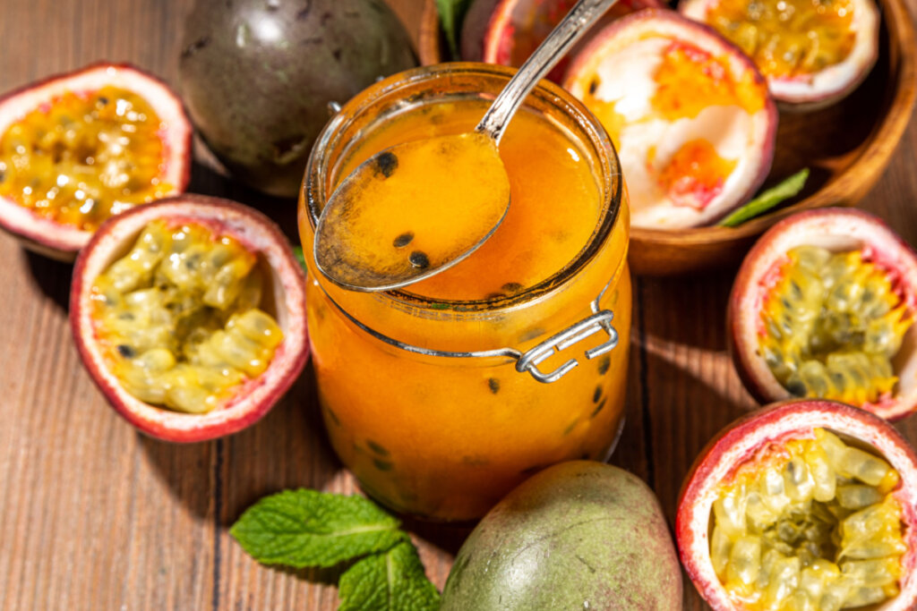 Maracujá: 7 benefícios da fruta para a saúde que vão além do efeito calmante