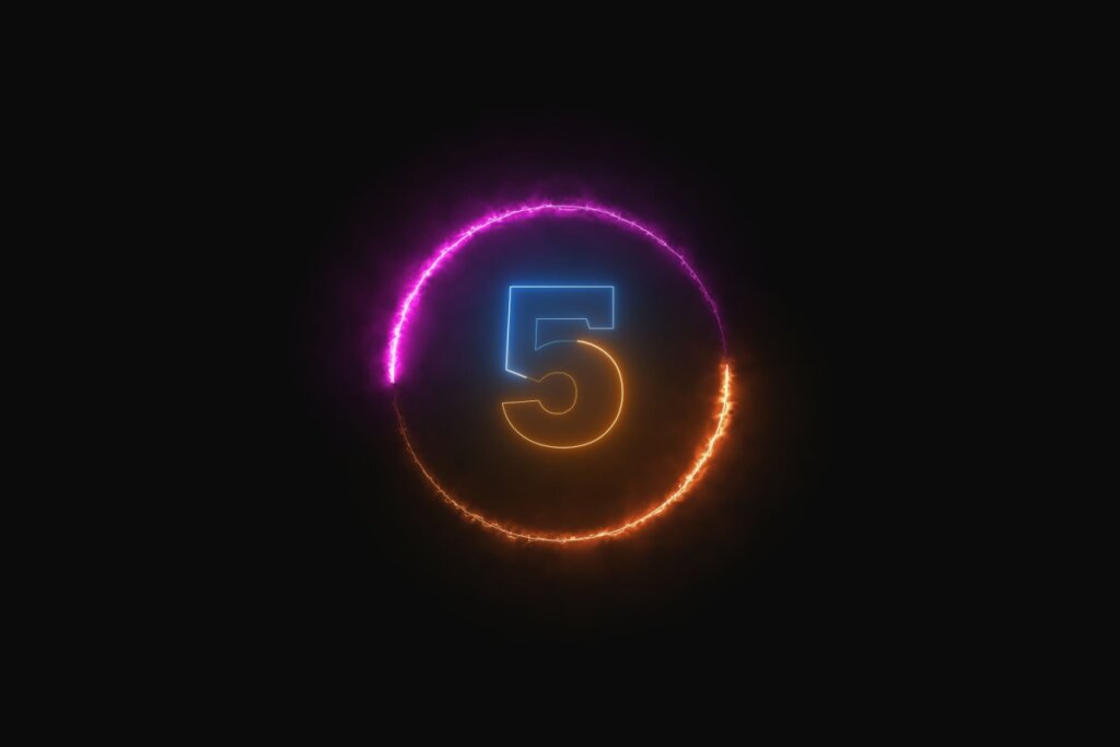 Ilustração do número cinco em neon colorido dentro de círculo neon colorido em fundo preto