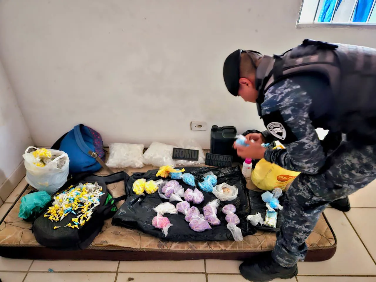 GCM descobre 'casa-bomba' com 2,4 mil entorpecentes em Itaquaquecetuba