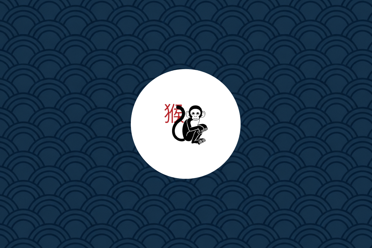 Ilustração de um macaco preto e branco sentado de perfil, olhando para a frente, dentro de um círculo branco. O caractere chinês para macaco (猴) está à esquerda em vermelho. O fundo possui um padrão de ondas orientais em tons de azul.