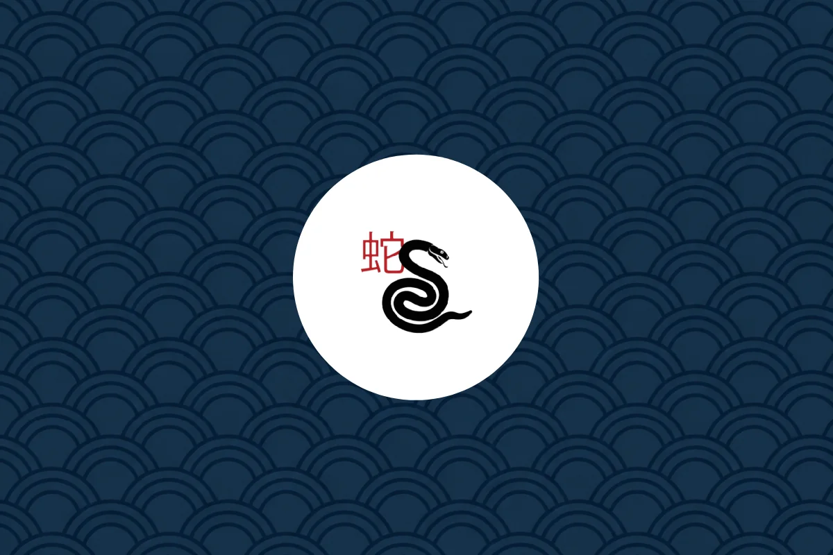Ilustração de uma serpente preta sinuosa com a língua à mostra, dentro de um círculo branco. À esquerda, está o caractere chinês para serpente (蛇) em vermelho. O fundo possui um padrão de ondas orientais em tons de azul.