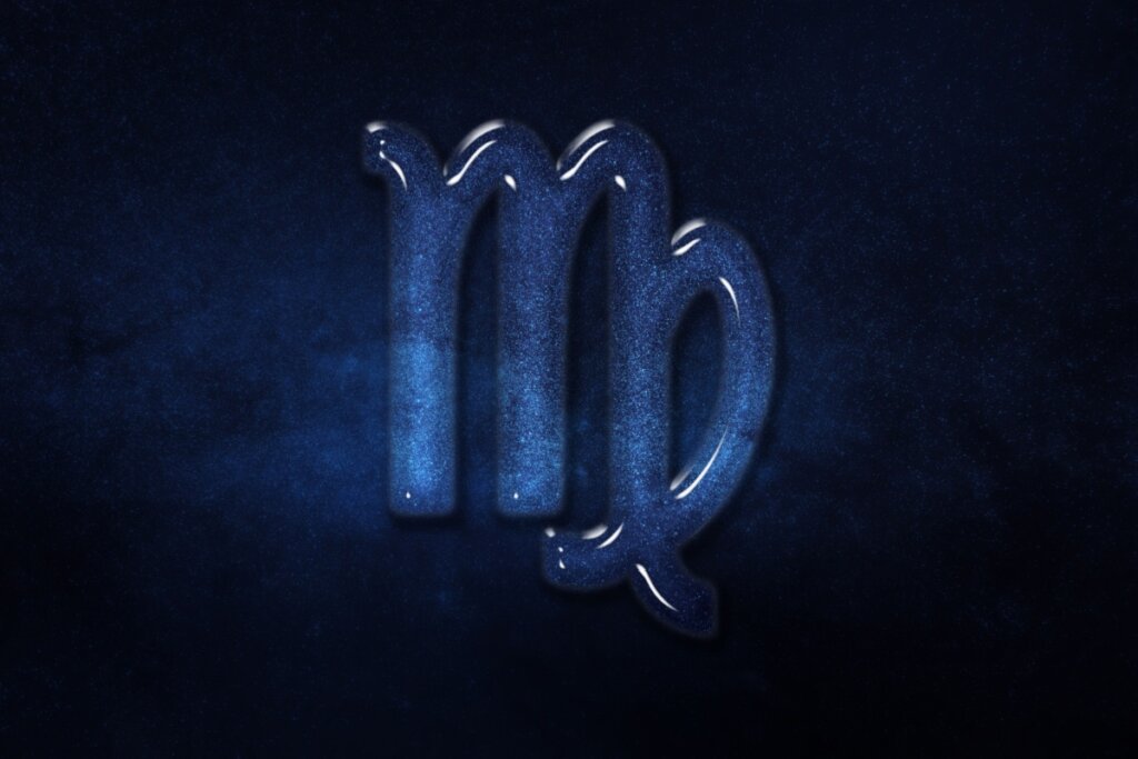 Representação visual do signo de Virgem, mostrando a letra "M" com uma cauda curvada e um loop com aparência de cristal azul cintilante, sobre um fundo de céu noturno azul-escuro profundo e estrelado.