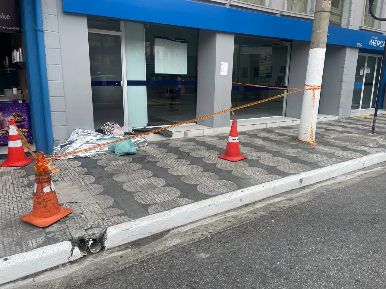 Corpo de homem é encontrado em calçada no Centro de Mogi das Cruzes