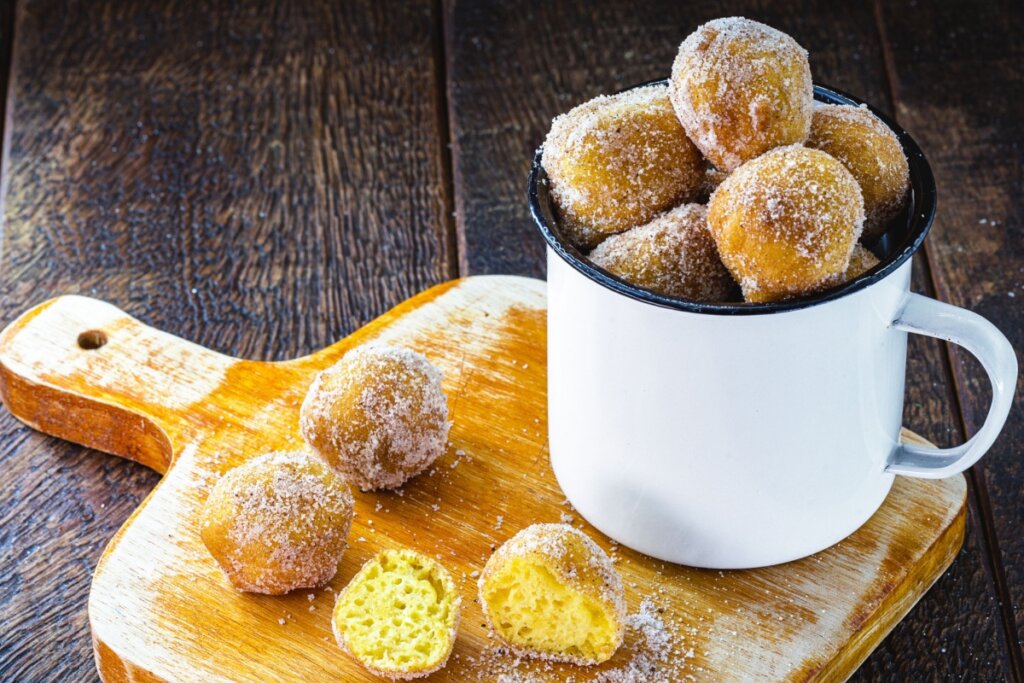 Bolinho de chuva: 3 receitas práticas e deliciosas para o lanche da tarde 
