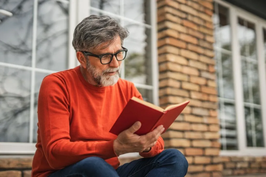 Leitura na terceira idade: veja como o hábito ajuda a fortalecer o cérebro
