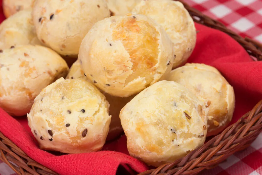 Pão de queijo fit: 6 receitas leves e fáceis para o café da tarde