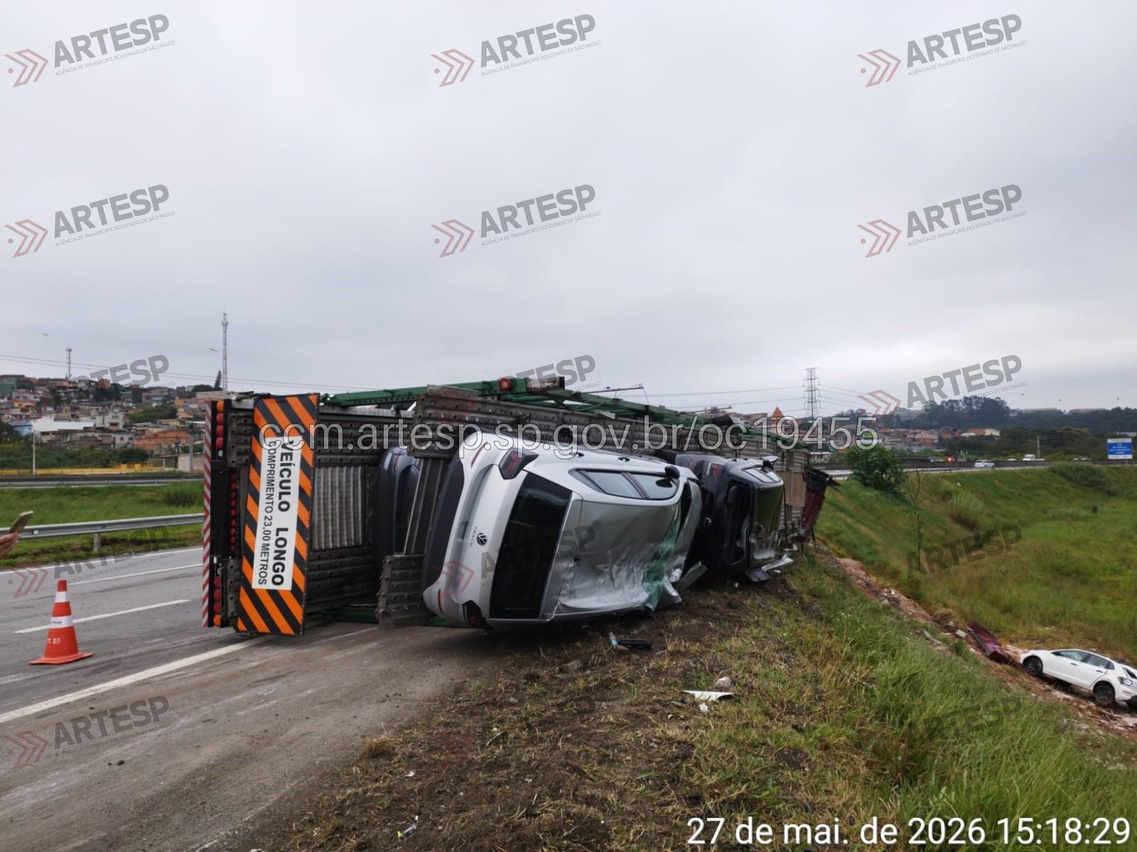 Caminhão cegonha carregado com nove veículos tomba no Rodoanel, em Itaquaquecetuba