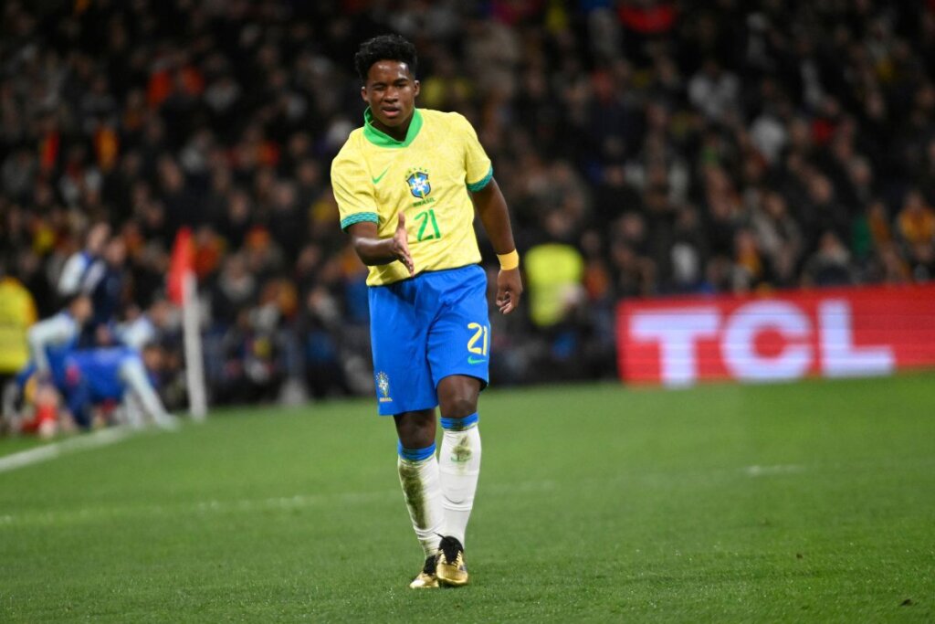 Endrick em campo usando a camisa da seleção brasileira