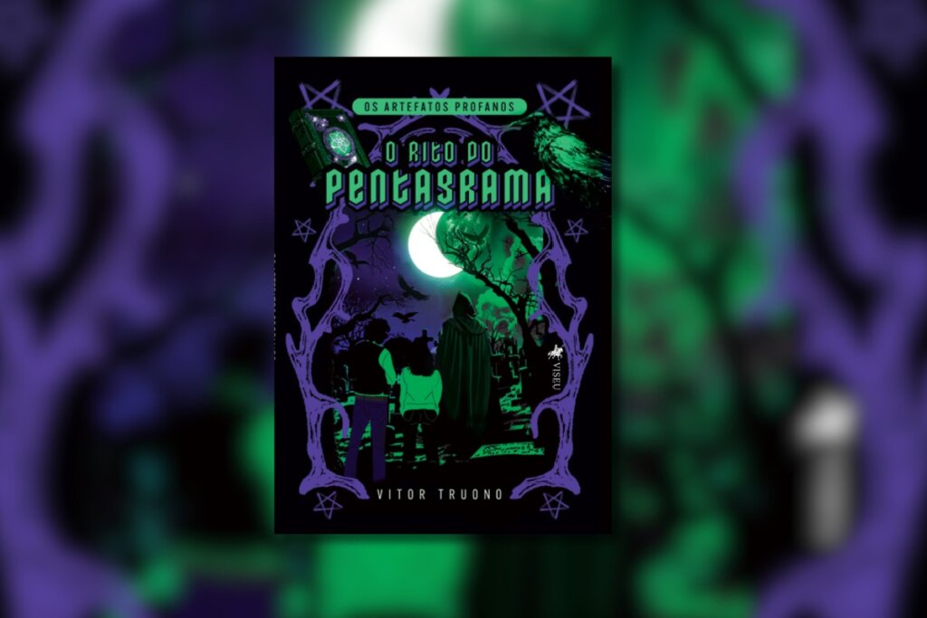 Capa de livro de fantasia sombria com detalhes roxos e o título verde "O Rito do Pentagrama". A imagem mostra uma figura encapuzada de costas em uma floresta escura, sob uma lua cheia brilhante.