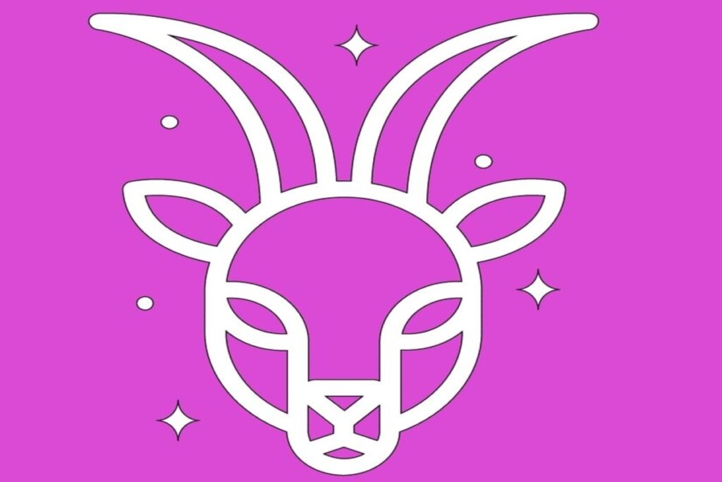 Cabeça de uma cabra com chifres longos e curvados. O desenho é simples e simétrico, sendo branco em fundo rosa